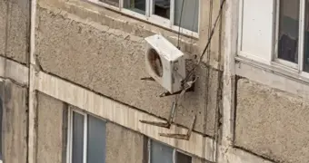 «Нависшая угроза»: в Актау горожане бьют тревогу из-за наружных блоков кондиционеров