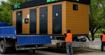 «Простоял как музей»: в Актау демонтировали скандальный туалет на набережной