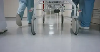 Четырехлетняя девочка выпила бутылку виски в качестве наказания и умерла