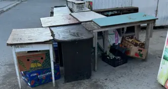 «Тротуар превратили в свалку»: жители Актау пожаловались на антисанитарию возле супермаркета