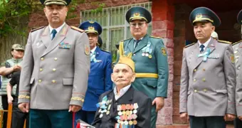 Единственного ветерана войны в Астане поздравили военнослужащие Сухопутных войск