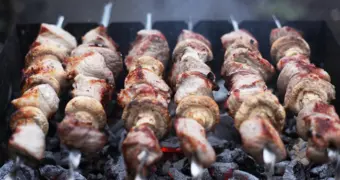 Врач объяснила, чем опасны маринады для шашлыка и как они влияют на желудок