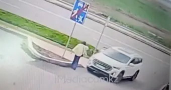 В Кокшетау машина при въезде на парковку переехала женщину во дворе дома (видео)