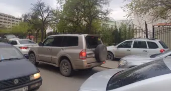 Дворы превратились в автомобильные пробки: жители Актау требуют решить проблему