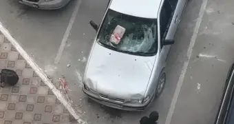 В Актау мужчина разбил чужой автомобиль кирпичом на глазах у прохожих
