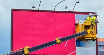 Мужчина поместил свое фото на билборд, чтобы найти жену — и это сработало