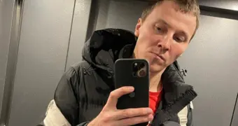 Сотни детей остались без поездки в Китай: актера из «Околофутбола» обвиняют в мошенничестве