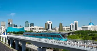 Пассажиры пытались разбить окна: поезд LRT в Астане остановился более чем на полчаса