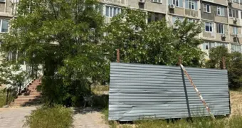 В Актау предприниматель незаконно установил ограждение