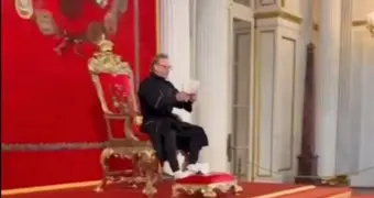 Сел на императорский трон и спрятал нож в обуви: почему в Эрмитаже заговорили о провокации