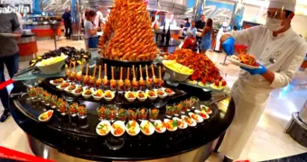 Названы самые опасные продукты шведского стола