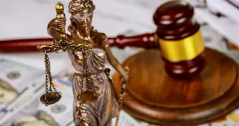В Актау мужчину приговорили к году колонии за рекламу наркотиков на зданиях