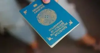 Уже не тянет за границу: что заставило казахстанцев массово держаться за свое гражданство