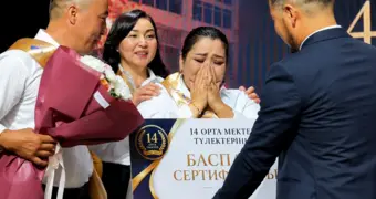 Дом, остановки и беседка: какие необычные подарки выпускники сделали жителям Мангистау