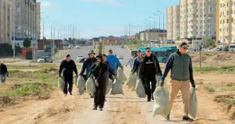 Масштабный субботник в Актау: с улиц города вывезли 30 тонн мусора