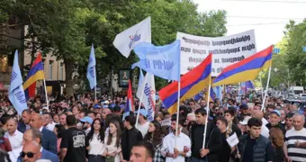 Оппозиция вывела тысячи сторонников на улицы Еревана перед выборами
