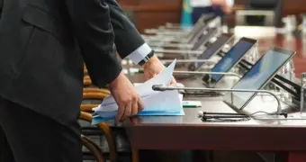Зачем в Казахстане госслужащих заставят раскрыть всех своих родственников?