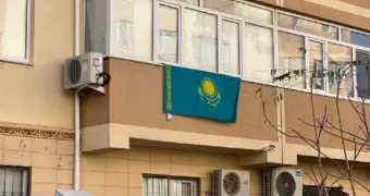 Жителей Актау призывают вывесить государственный флаг на окнах или балконах