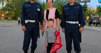 Ушел играть и потерялся: в Жанаозене военные вернули ребенка родителям