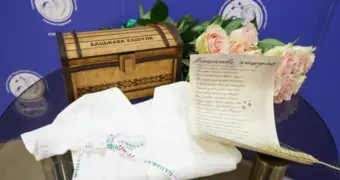 В Беларуси начали дарить «Бацькаву кашулю» при рождении третьего ребёнка