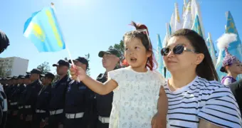 Яхты, автобусы и дома: Актау украшен флагами в честь Дня государственных символов РК