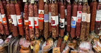 Назвала самый опасный вид колбасы, который мы покупаем каждый день