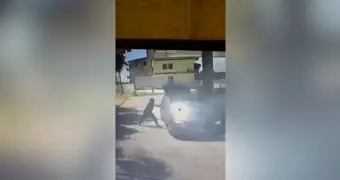 Мигрантов заперли в машине на заправке и подожгли (видео)