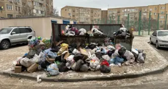 Баки трещат по швам: как казахстанцам заставить акимат навести порядок в своем дворе