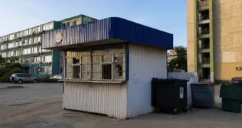 «Это что за сарай?»: жители требуют убрать разбитый павильон из центра Актау