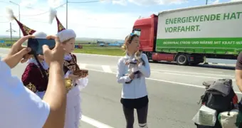 Жительница Актау с котёнком путешествует на велосипеде по стране