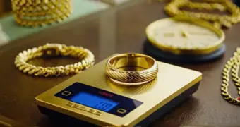 Казахстанцы массово понесли золото в ломбарды
