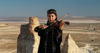 Казахстанская скрипачка исполнила кюй «Адай» в урочище Бозжыра