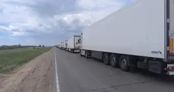 Хлеб по 500 тенге и драки: дальнобойщики рассказали о ситуации на границе в Павлодарской области