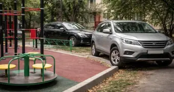 Автомобили возле домов не запретят: в Минпроме объяснили, что изменится с 1 июля