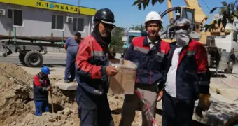 Рабочие в Актау спасли ежиху с детенышами из коллекторного колодца