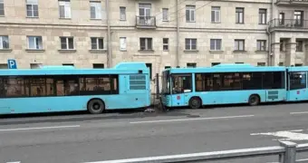 Водителя расплющило между двумя автобусами в Петербурге (видео)