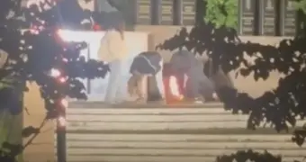 Сушили мокрые ягодицы у Вечного огня: три пьяные подруги устроили дикий перформанс на мемориале (видео)
