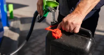 Как россияне гробят иномарки копеечными таблетками из-за дефицита топлива