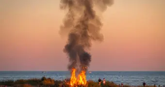 Пожар у моря встревожил жителей Актау