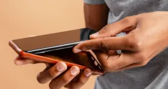 Снимите это немедленно! Какой чехол на телефоне блокирует Bluetooth, GPS и сотовую связь