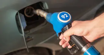 Крупнейшие АЗС Казахстана синхронно переписали стоимость АИ-92: к чему готовиться водителям