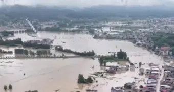 В Китае город с населением около 2,5 млн человек ушел под воду