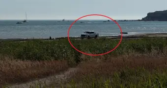 Автомобили на берегу моря: жители Актау возмущены