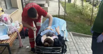 В Алматы роженице пришлось рожать на улице из-за припаркованных автомобилей