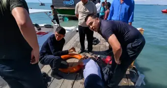Женщина упала в море при посадке на катер в Актау: ее спасли сотрудники УЧС