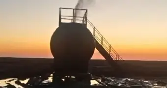 В Мангистау зафиксирован выброс газа из заброшенной скважины