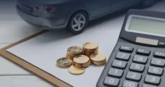 Жительница Актобе требует снять с себя чужой автомобиль после серии штрафов за нарушения ПДД в Актау
