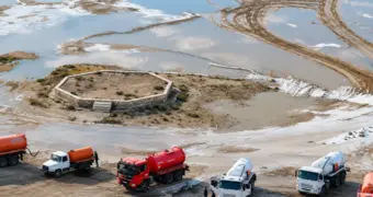 Бейнеу в воде: затопленные дворы села в Мангистау показали с дрона