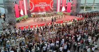 На набережной Актау 500 домбристов одновременно исполнили знаменитые кюи