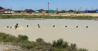 После ливней в Бейнеу дети купаются в глубоких лужах: жителей призвали не забывать о безопасности